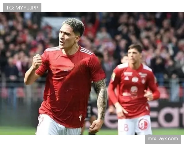 布雷斯特联赛战绩出色，球队状态回暖引发球迷关注与讨论