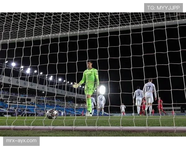 库尔图瓦慈善活动：为需要帮助的儿童奉献爱心展现守门员公益精神